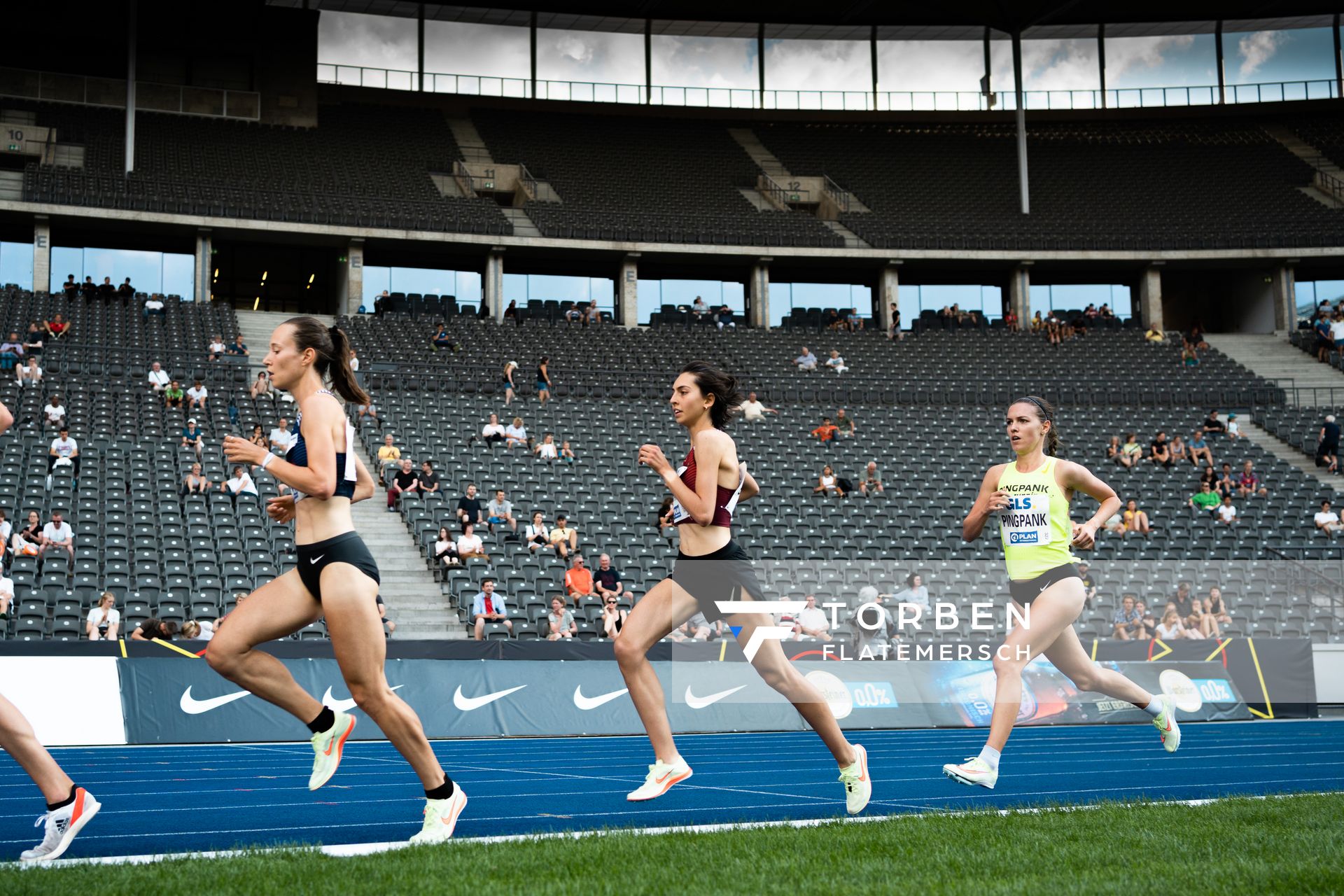 Hanna Klein (LAV Stadtwerke Tuebingen), Sara Benfares (LC Rehlingen), Svenja Pingpank (Hannover Athletics e.V.) ueber 5000m waehrend der deutschen Leichtathletik-Meisterschaften im Olympiastadion am 26.06.2022 in Berlin